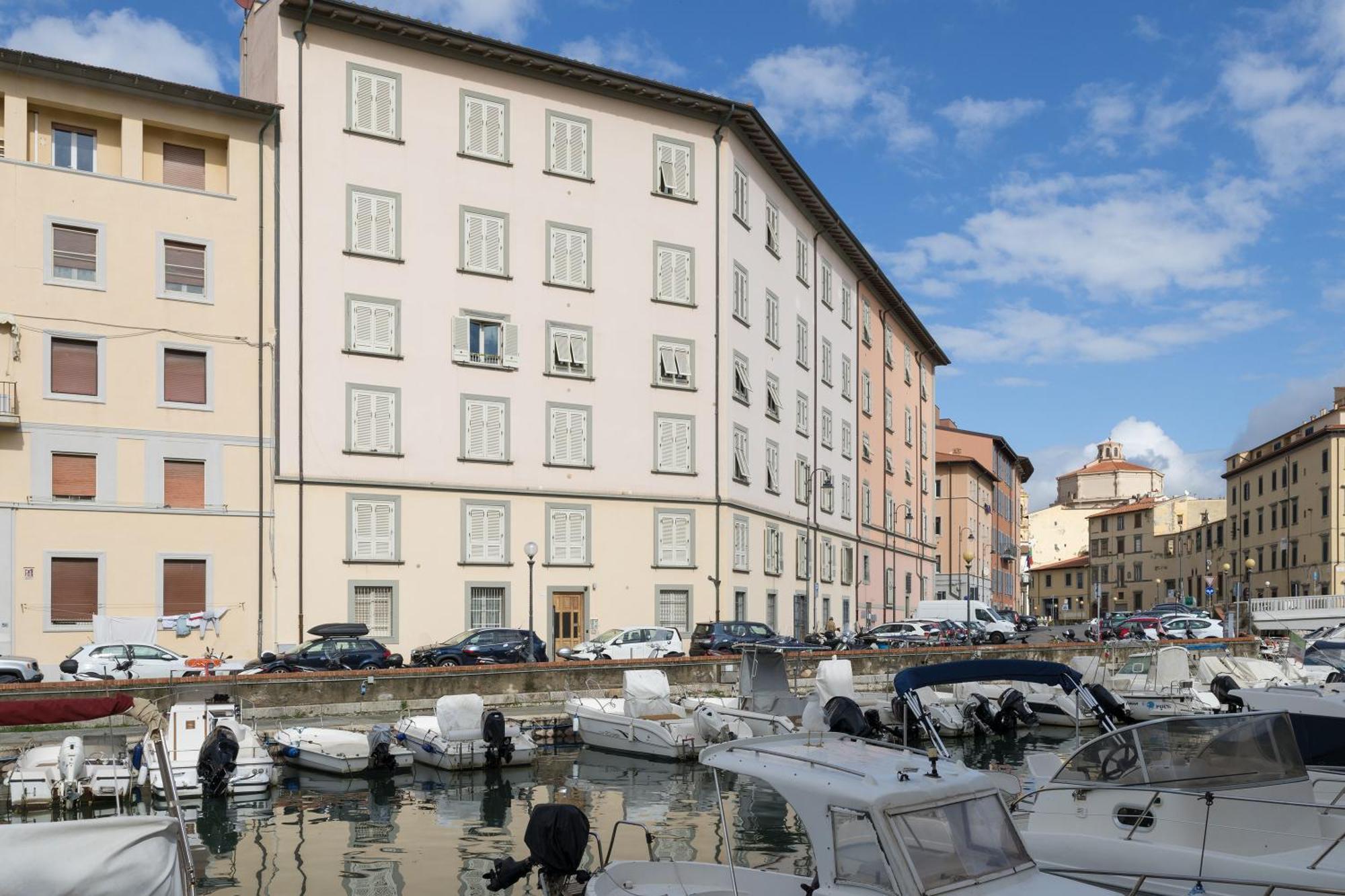 Near The Port-Elegante Appartamento Con Vista Sui Canali Livorno Ngoại thất bức ảnh