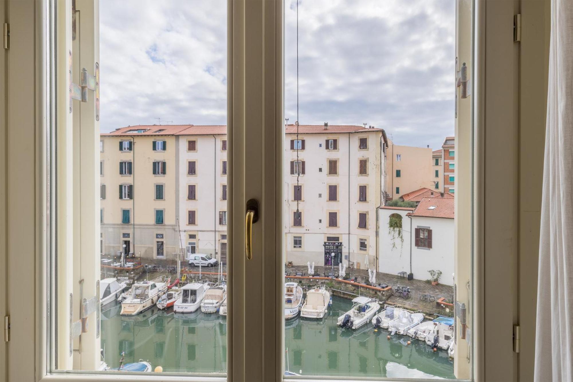 Near The Port-Elegante Appartamento Con Vista Sui Canali Livorno Ngoại thất bức ảnh